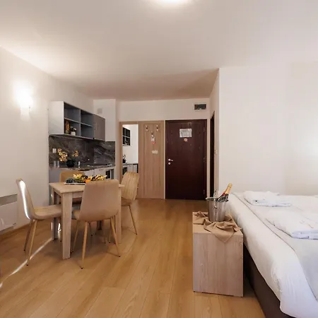 Hotel apartamentowy Wood & 4*