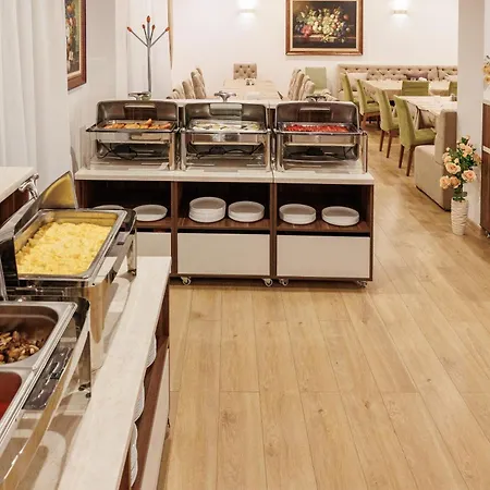 מלון דירות Wood & 4*