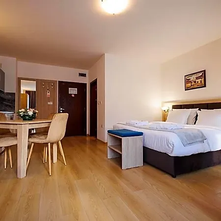 מלון דירות Wood &